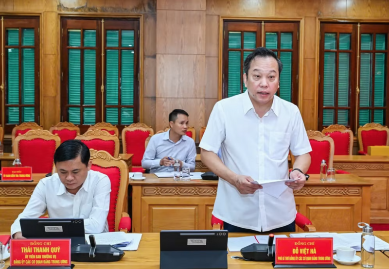Phó Bí thư chuyên trách Đảng ủy các cơ quan Đảng Trung ương Đỗ Việt Hà trình bày nội dung một số văn bản tại hội nghị.