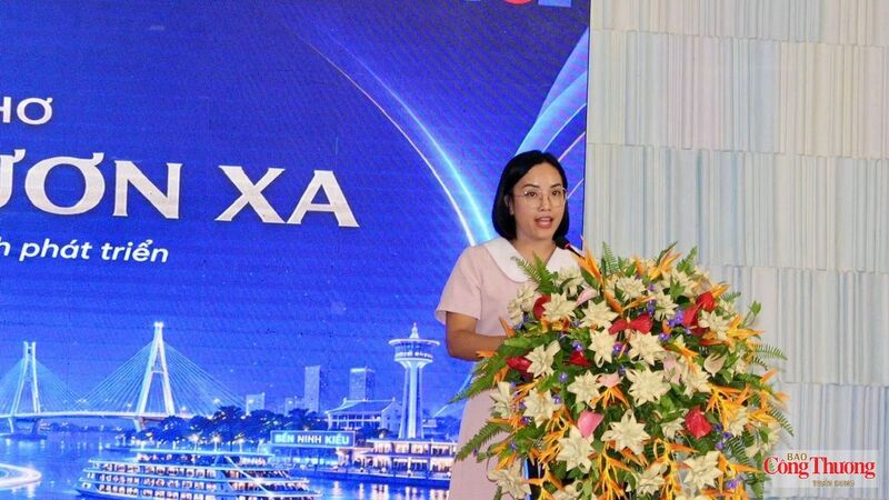 Đại diện đoàn doanh nghiệp Hà Nội, bà Lê Thị Hoàng Anh - Giám đốc Công ty Cổ phần Viện Giáo dục An toàn Việt Nam, giới thiệu sản phẩm, thế mạnh sản xuất các doanh nghiệp.