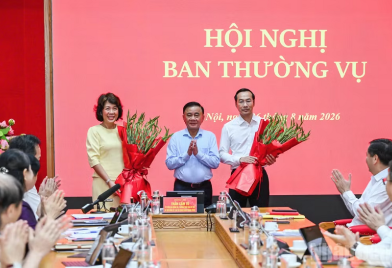 Thường trực Ban Bí thư Trần Cẩm Tú, Bí thư Đảng ủy các cơ quan Đảng Trung ương, tặng hoa và chúc mừng các đồng chí Nguyễn Thị Hoàng Vân và Nguyễn Thanh Nhàn.