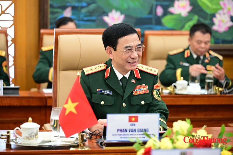 Đại tướng Phan Văn Giang, Ủy viên Bộ Chính trị, Phó Bí thư Quân ủy Trung ương, Phó Thủ tướng Chính phủ, Bộ trưởng Bộ Quốc phòng.