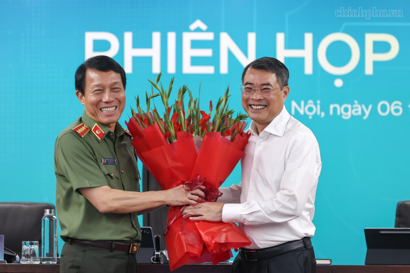 Đại tướng Lương Tam Quang, Bộ trưởng Bộ Công an, Phó Trưởng ban Thường trực Ban Chỉ đạo An ninh mạng quốc gia, tặng hoa chúc mừng Thủ tướng Lê Minh Hưng, Trưởng ban Chỉ đạo An ninh mạng quốc gia - Ảnh: VGP/Nhật Bắc