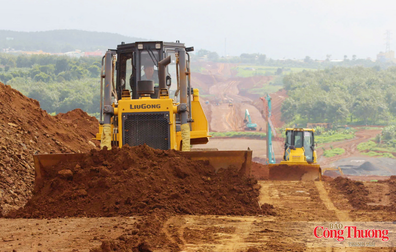 Máy móc, phương tiện thi công tại dự án thành phần 3 cao tốc Quy Nhơn - Pleiku.