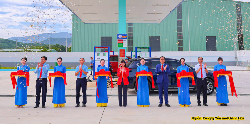 Các đại biểu thực hiện nghi thức cắt băng khánh thành.