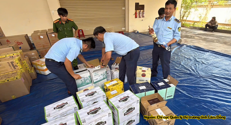 Lực lượng chức năng kiểm tra hàng hóa vi phạm.