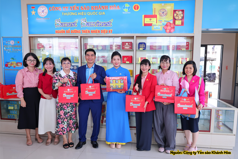 Bà Trịnh Thị Hồng Vân, Chủ tịch Hội đồng thành viên Công ty Yến sào Khánh Hòa (thứ 3 từ phải) tặng quà chúc mừng tại cửa hàng.