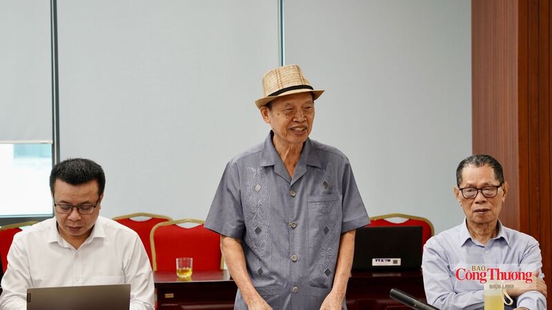 TS. Nguyễn Đăng Quang, nguyên Phó Tổng Giám đốc Nhà xuất bản Giáo dục, Ủy viên Hội đồng tư vấn Mã số mã vạch (ở giữa).