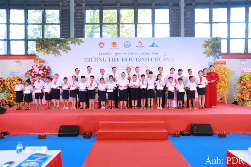 Nhân dịp này, Phát Đạt trao tặng 100 suất quà khuyến học với tổng trị giá 100 triệu đồng dành cho học sinh của trường.