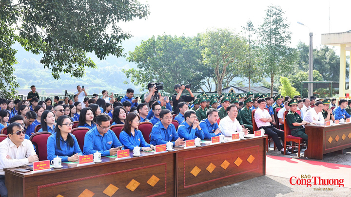 Toàn cảnh các đại biểu, cán bộ chiến sĩ và đoàn viên thanh niên tham dự tại Lễ phát động.