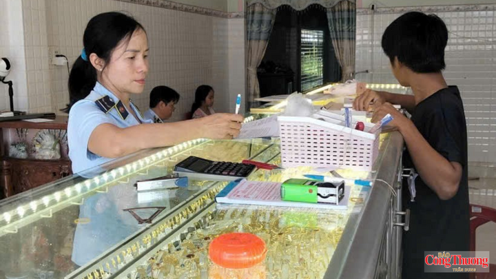 Lực lượng QLTT tỉnh Vĩnh Long tăng cường nắm địa bàn, giám sát giá vàng, nguồn cung và hoạt động thu mua tại các cơ sở kinh doanh, kịp thời phát hiện, xử lý vi phạm.