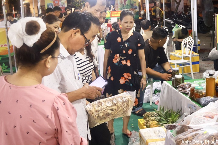 Nhiều gian hàng miền núi bán hết sản phẩm chỉ sau vài ngày hội chợ.