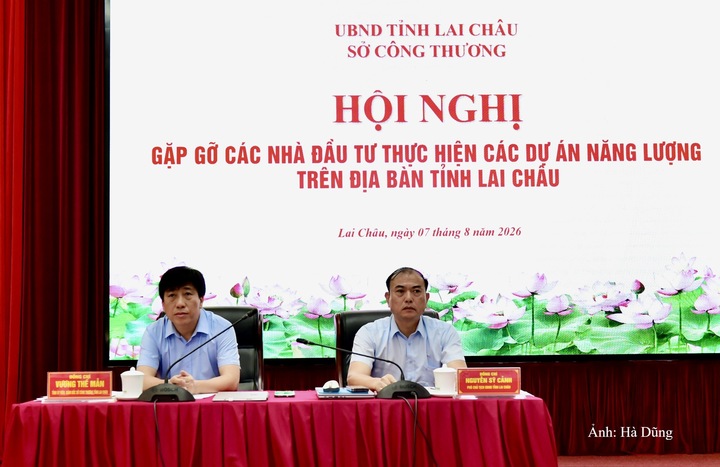 Phó Chủ tịch UBND tỉnh Lai Châu Nguyễn Sỹ Cảnh và Giám đốc Sở Công Thương Vương Thế Mẫn đồng chủ trì hội nghị tháo gỡ khó khăn cho các doanh nghiệp.