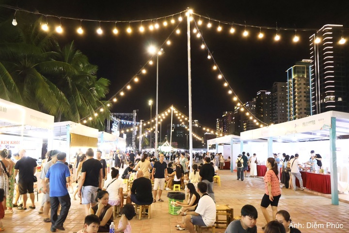 Lễ hội không chỉ thu hút người dân 2 nước Việt – Hàn mà còn đông đảo du khách đến từ nhiều quốc gia.