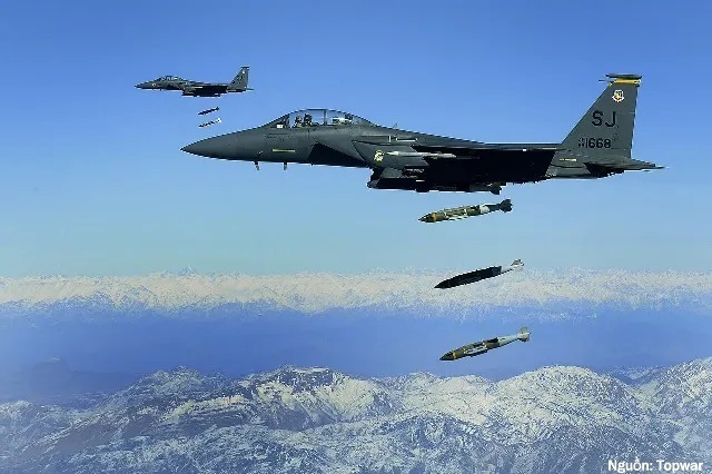 Bom JDAM được thả từ máy bay chiến đấu F-15E. Nguồn: Topwar
