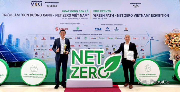 Ông Ngô Quang Nhật, Giám đốc Cấp cao Chuỗi cung ứng (trái) và ông Võ Duy Lưu, Giám đốc Nhà máy Ninh Bình tại Lễ vinh danh “Doanh nghiệp tiêu biểu về Năng lượng và Môi trường xanh - NetZero Việt Nam 2026”.