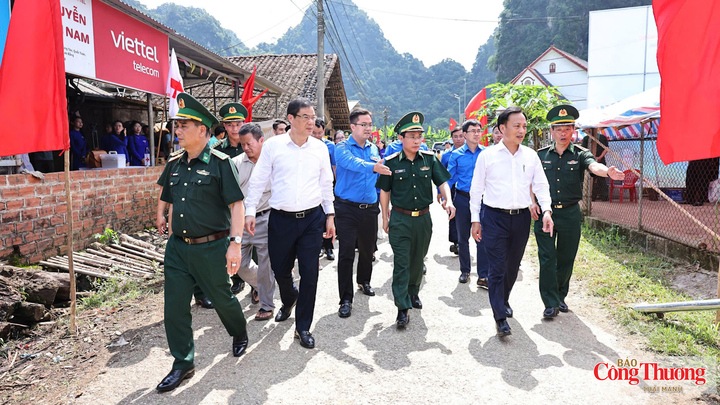 Các đại biểu cùng lực lượng bộ đội biên phòng trực tiếp đi khảo sát địa bàn triển khai công trình tại xóm Bản Quang.