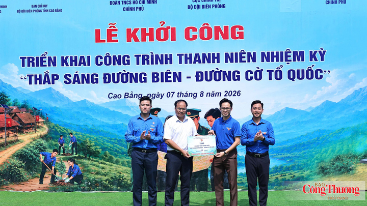 Đại diện Đoàn Thanh niên Chính phủ trao biển biểu trưng tài trợ 5 công trình thanh niên "Thắp sáng đường biên - Đường cờ Tổ quốc" trị giá 200 triệu đồng cho địa phương.
