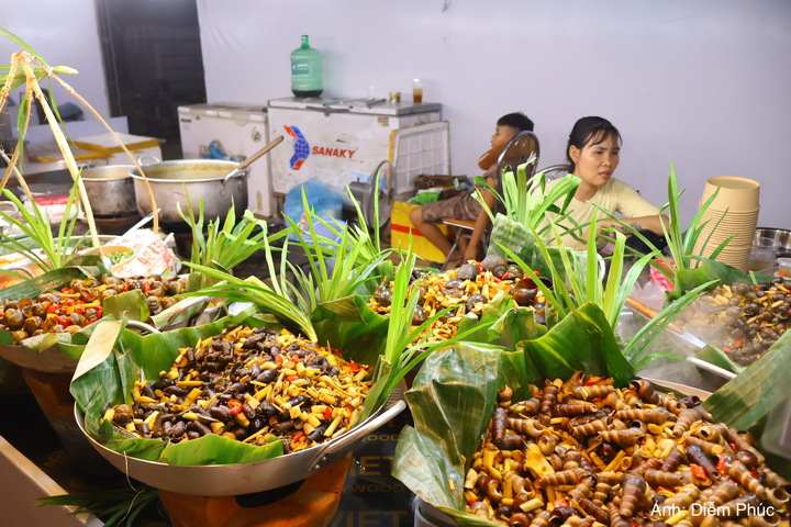 Những món ăn truyền thống được người Việt mang đến lễ hội và trưng bày đậm chất địa phương.