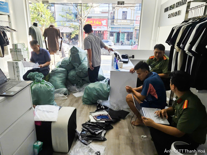 Đội Quản lý thị trường số 2 phối hợp cùng Phòng An ninh Kinh tế (Công an tỉnh Thanh Hóa) tiến hành kiểm tra đột xuất hộ kinh doanh quần áo trên địa bàn phường Sầm Sơn.