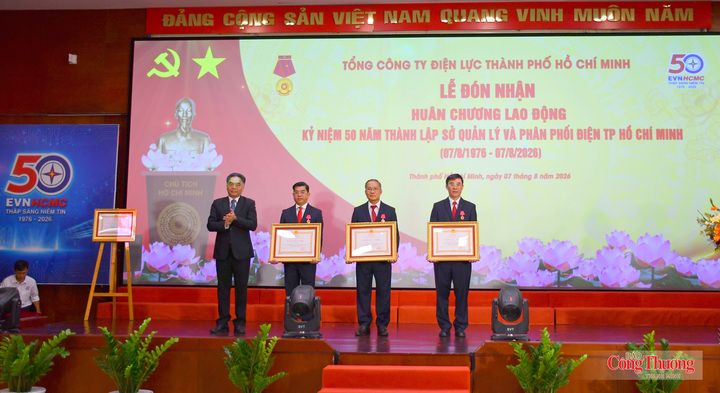 Ông Nguyễn Lộc Hà, Phó Chủ tịch UBND TP. Hồ Chí Minh, thừa ủy quyền Chủ tịch nước trao tặng Huân chương Lao động hạng Nhì cho các cá nhân EVNHCMC.