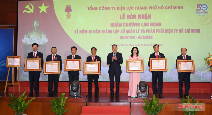 Ông Đặng Hoàng An, Chủ tịch HĐTV Tập Đoàn Điện lực Việt Nam, Thừa ủy quyền Chủ tịch nước trao tặng Huân chương Lao động hạng ba cho các tập thể và cá nhân của EVNHCMC.