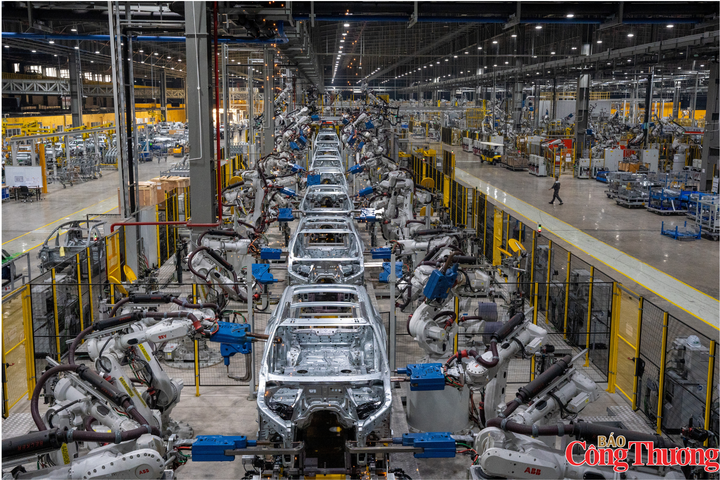 7 tháng đầu năm 2026, các doanh nghiệp sản xuất ô tô trong nước xuất xưởng ước đạt tổng cộng 325.400 chiếc xe mới, tăng 24,3% so với cùng kỳ năm 2025.