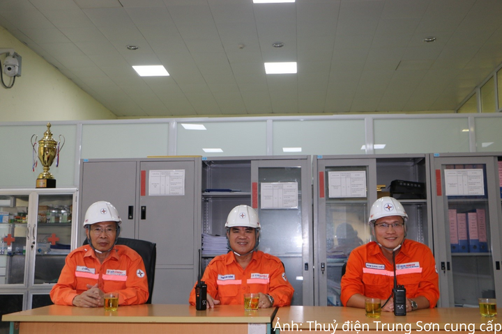 Đồng chí Phạm Văn Cường (ở giữa) – Phó Giám đốc Công ty chỉ đạo buổi diễn tập.