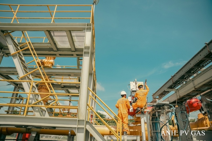 Người lao động PV GAS thực hiện công tác bảo dưỡng công trình khí. Ảnh: PV GAS