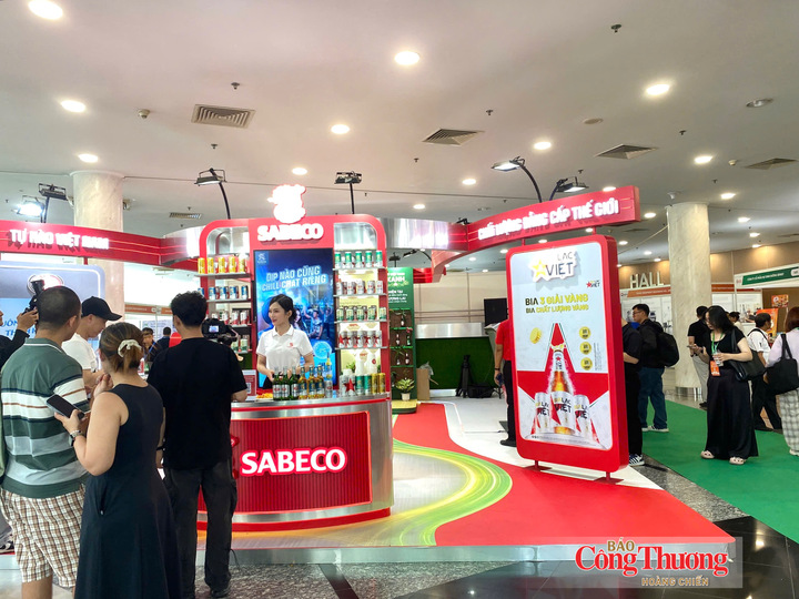 Khu gian hàng đồ uống Vietdrink 2026 tiếp tục nhận được sự quan tâm của các khách hàng quốc tế, quy tụ nhiều thương hiệu trong ngành với đa dạng sản phẩm và xu hướng tiêu dùng mới như: Bia Sài Gòn, Bia Hà Nội, Carlsberg Việt Nam…