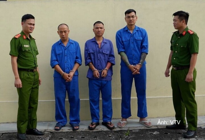 Các đối tượng tại cơ quan công an. Ảnh: VTV