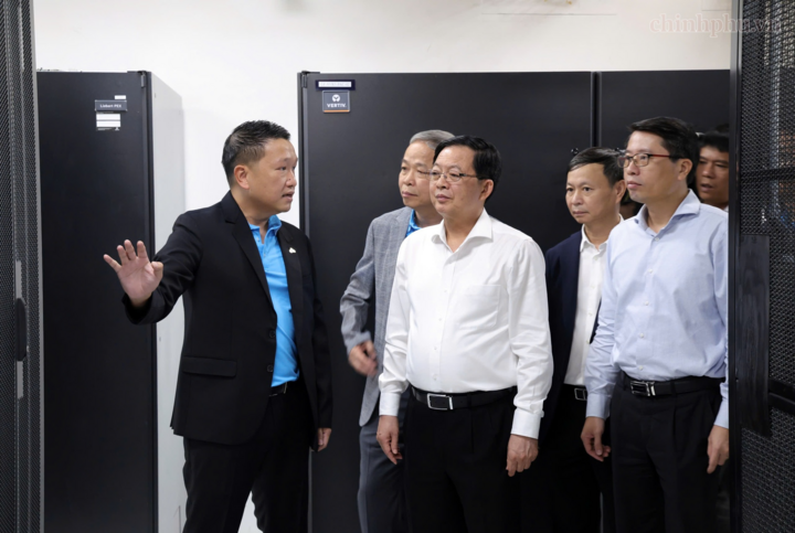 Phó Thủ tướng Hồ Quốc Dũng thăm Trung tâm dữ liệu của Tập đoàn công nghệ CMC - Ảnh: VGP/Gia Huy