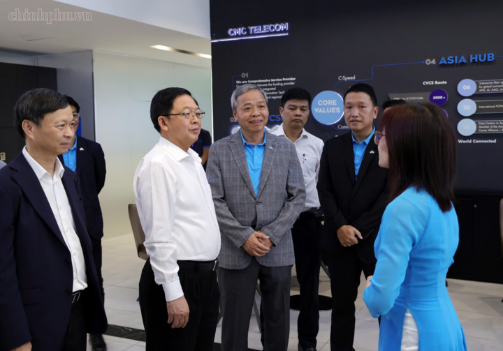 Phó Thủ tướng Hồ Quốc Dũng nghe giới thiệu khi thăm Trung tâm dữ liệu của Tập đoàn Công nghệ CMC - Ảnh: VGP/Gia Huy