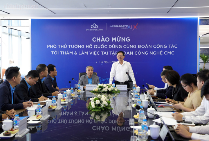 Phó Thủ tướng đề nghị Bộ Khoa học và Công nghệ phối hợp chặt chẽ với CMC nghiên cứu các giải pháp xây dựng hệ sinh thái điện toán đám mây vững mạnh, từng bước nâng tỉ lệ làm chủ thị trường trong nước lên khoảng 50% - Ảnh: VGP/Gia Huy