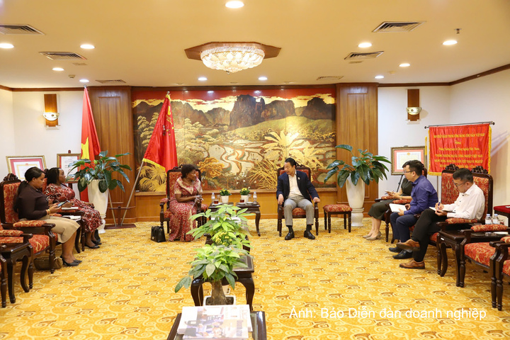 Đại sứ Uganda tại Việt Nam, TS. Betty Bigombe và Phó Chủ tịch VCCI - ông Nguyễn Quang Vinh trao đổi về công tác phối hợp tổ chức Diễn đàn doanh nghiệp Việt Nam - Uganda - Viên ngọc Châu Phi, ngày 6/7/2026.