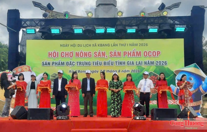 Các đại biểu cắt băng khai mạc Hội chợ nông sản, sản phẩm OCOP, sản phẩm đặc trưng tiêu biểu tỉnh Gia Lai.