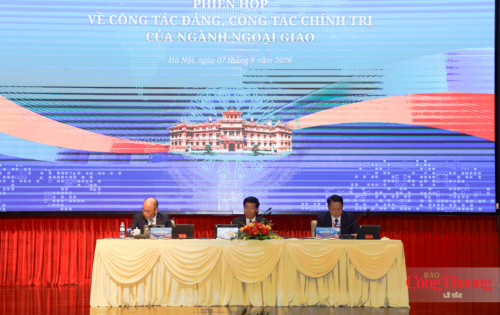 Các đại biểu chủ trì Phiên họp về công tác Đảng, công tác chính trị của ngành Ngoại giao, sáng 7/8.