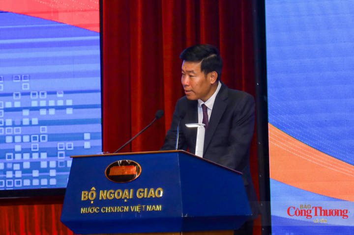 Thứ trưởng Bộ Ngoại giao Nguyễn Mạnh Cường phát biểu tại phiên họp.