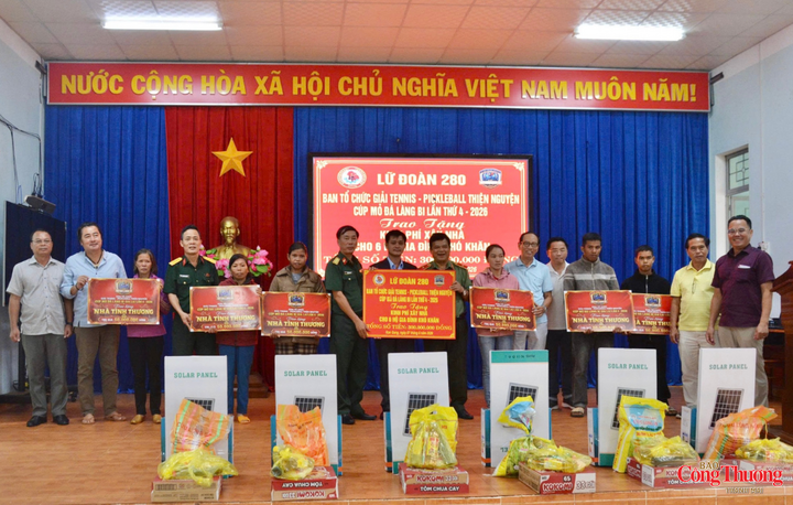 Ban tổ chức Giải Tennis - Pickleball thiện nguyện Cúp Mỏ đá Làng Bi lần thứ IV năm 2026 trao kinh phí hỗ trợ xây dựng nhà đại đoàn kết cho các hộ có hoàn cảnh khó khăn.