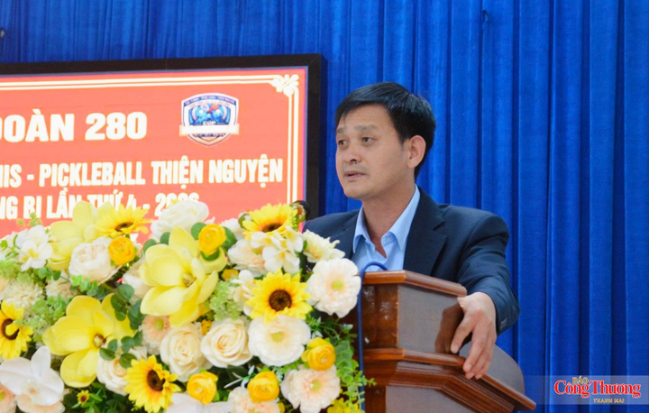Ông Trần Minh Chấn, Bí thư Đảng ủy xã Kon Gang phát biểu cảm ơn tại chương trình.