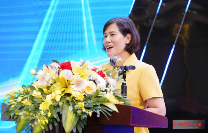 Bà Nguyễn Thị Thu Hường - Phó Chủ tịch Uỷ ban MTTQ Việt Nam tỉnh Quảng Ninh phát biểu tại diễn đàn.