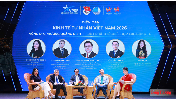 Các diễn giả trao đổi tại phiên đối thoại.