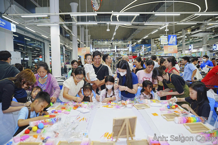 Saigon Co.op thường xuyên tổ chức các hoạt động trải nghiệm cuối tuần tại các điểm bán, tạo thêm điểm đến vui chơi và gắn kết cho các gia đình.