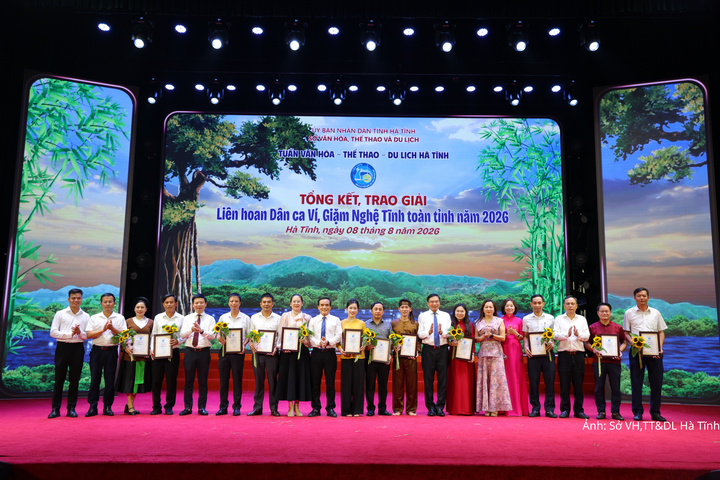 Ban Tổ chức và các đại biểu chụp ảnh lưu niệm cùng đại diện các câu lạc bộ dân ca Ví, Giặm.
