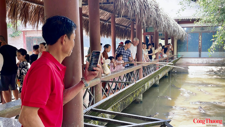 Làng du lịch Mỹ Khánh nhộn nhịp đón khách tham quan trong dịp hè.