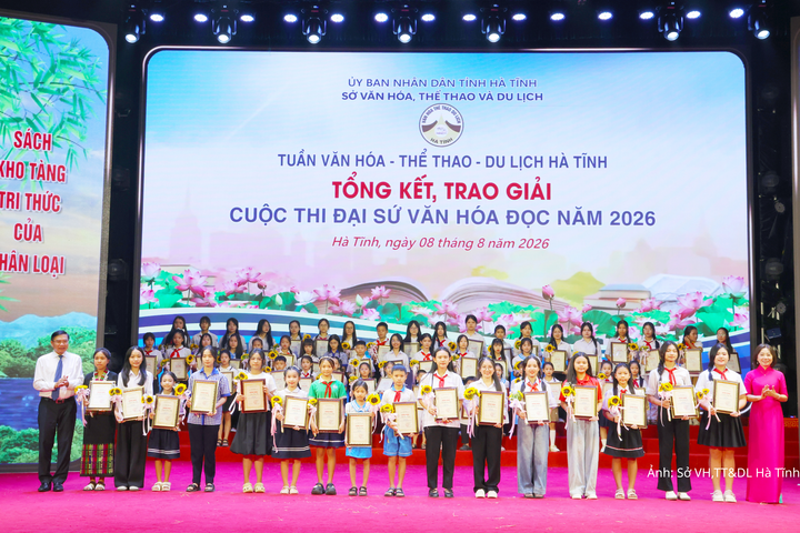 Ban Tổ chức trao giải Cuộc thi "Đại sứ Văn hóa đọc".