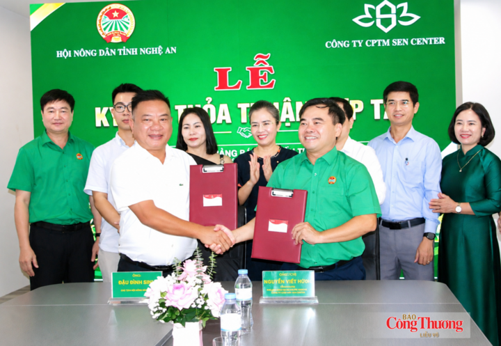 Hội Nông dân tỉnh Nghệ An và Công ty Cổ phần Thương mại Sen Center ký kết thỏa thuận hợp tác.