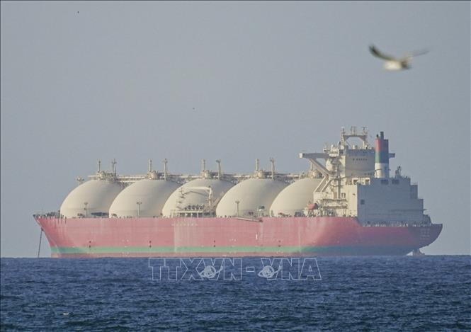 Một con tàu di chuyển qua eo biển Hormuz. Ảnh: AA/TTXVN
