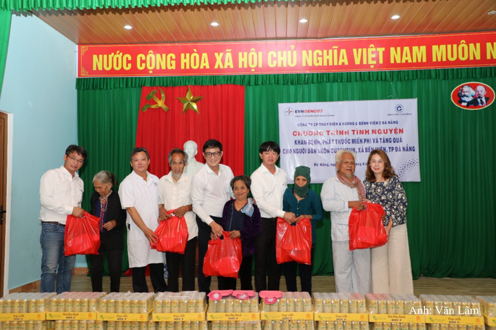 Đoàn Công ty CP Thủy điện A Vương cùng với đoàn Bệnh viện C Đà Nẵng trao quà cho người dân