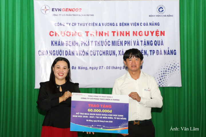 Ông Võ Trà Dũng, thành viên Hội đồng quản trị Công ty CP Thủy điện A Vương (bên phải) trao tặng 60 triệu đồng cho bà A Lăng Thị Trâm, Phó chủ tịch UBND xã Bến Hiên (bên trái) - đại diện nhận quà.