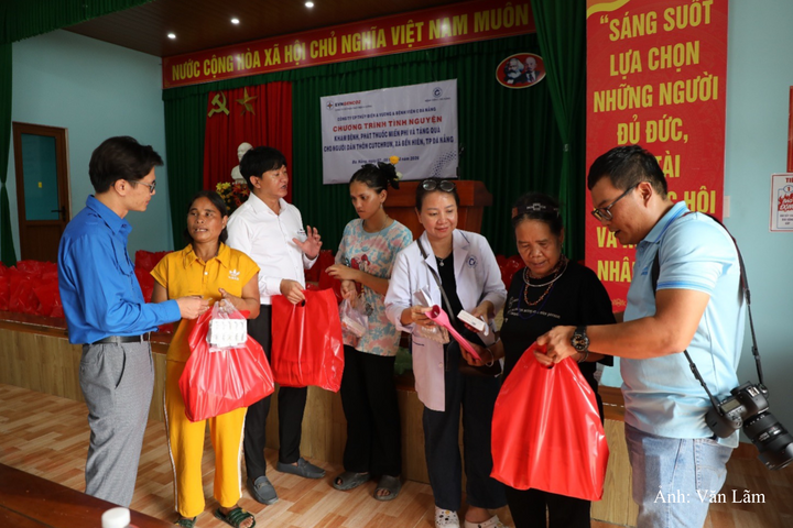 Trao tặng những món quà nghĩa tình đến bà con