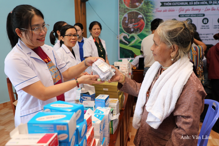 Cấp phát thuốc miễn phí cho bà con